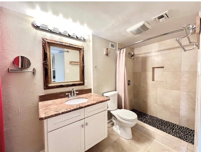 Building Photo - 2016 Main St