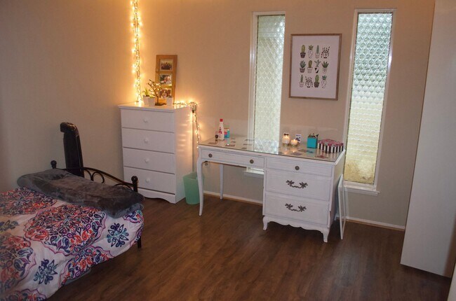 Building Photo - AUGUST PRE-LEASE!  Spacious 4 Bedroom 2 Bathroom Home CLOSE TO CAMPUS