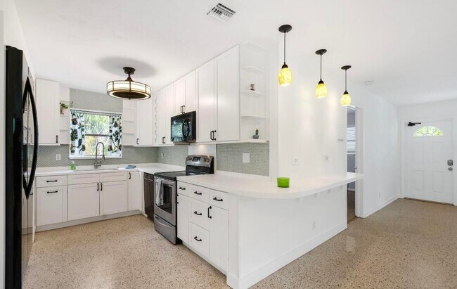Building Photo - 549 Fairwind Dr