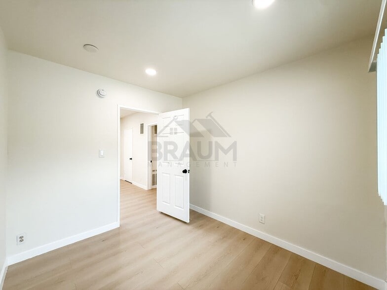 Building Photo - 13129 Oxnard St