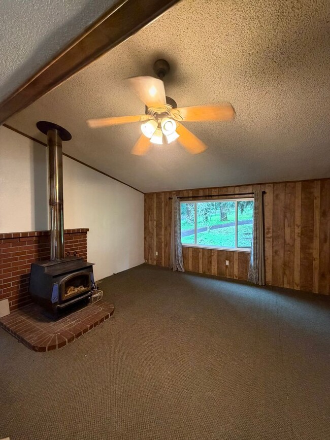 Building Photo - 3 Bedroom with a View!