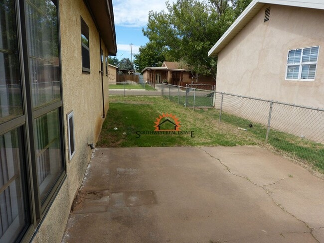 Building Photo - Cute 3 bedroom home with a 1 car garage.