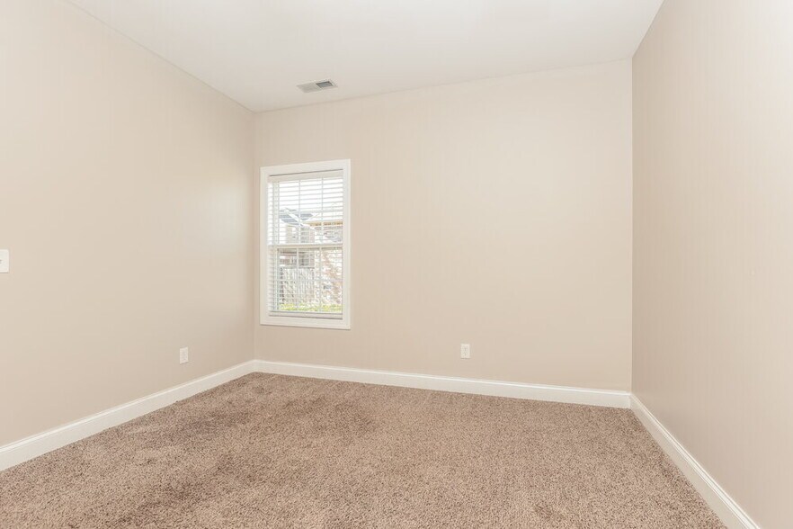 Building Photo - 1802 Walking Dr