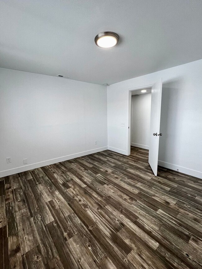 Building Photo - Beautiful remodeled 5 bed 2 bath home