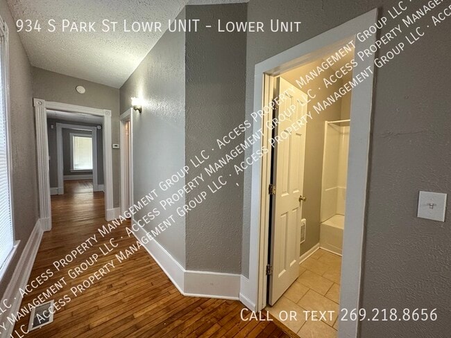 Building Photo - 934 S Park St