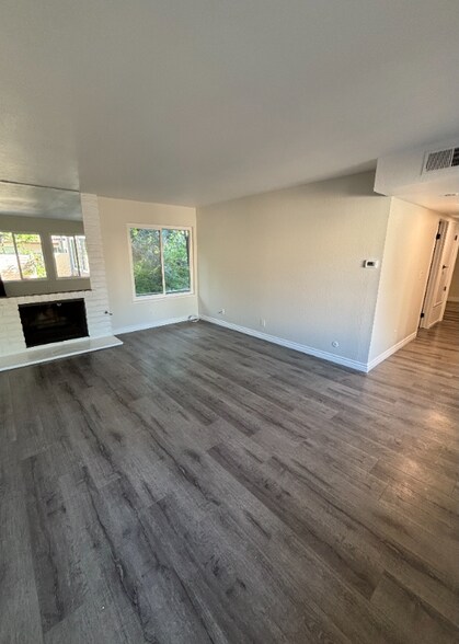 Building Photo - 322 S Vista Del Canon