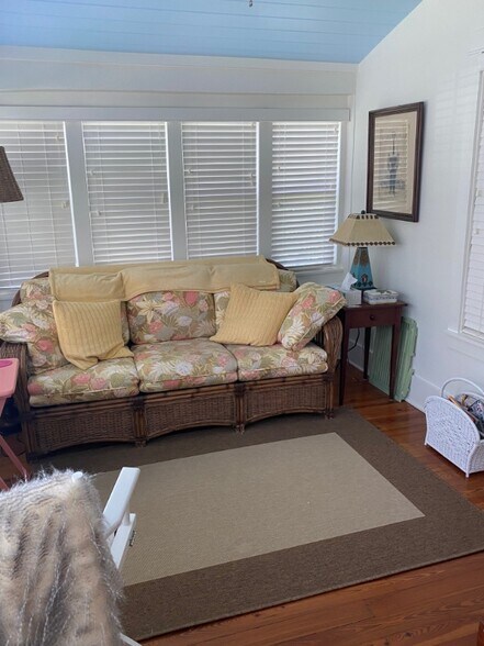 Building Photo - 431 E 9th Ave