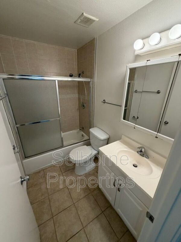 Building Photo - 407 Fairmount Ave