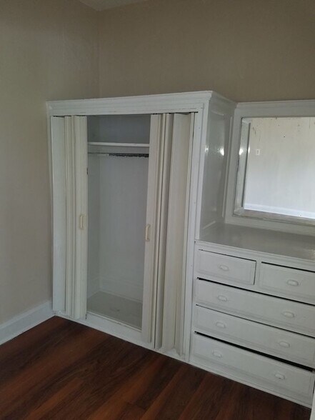 Building Photo - 4866 N Magnolia Ave