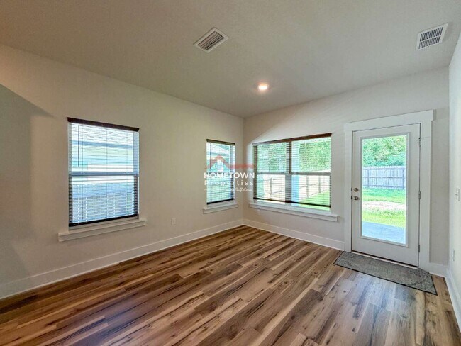 Building Photo - 220 Camellia Dr