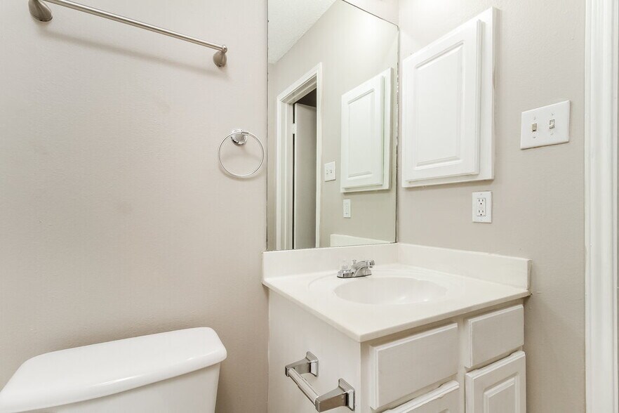 Building Photo - 6122 Ashley Spring