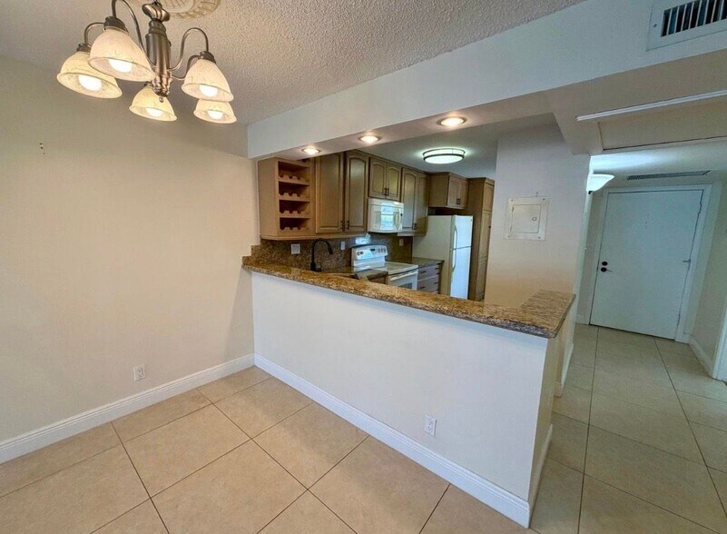 Building Photo - 6 Royal Palm Way
