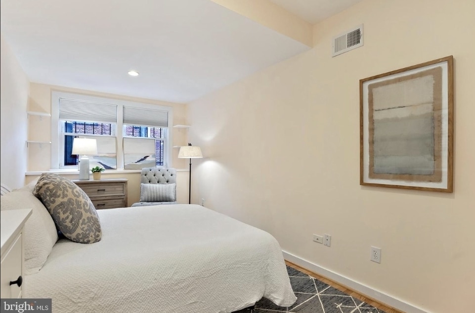 Building Photo - 302 Todd Pl NE