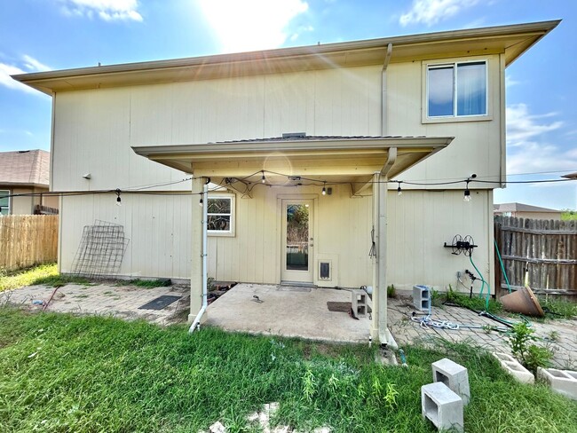 Building Photo - Gorgeous 3 Bed 2.5 Bath Single Family Home