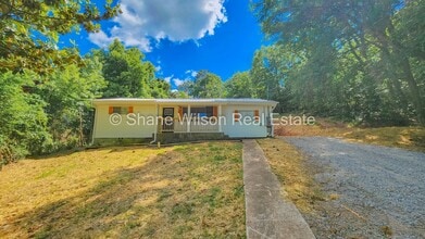 Building Photo - Move in special! 1/2 off the first month's rent!   Recently renovated 3 BR/ 1 BA home.  Big front...