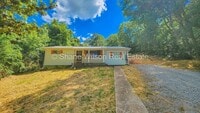 Building Photo - Move in special! 1/2 off the first month's rent!   Recently renovated 3 BR/ 1 BA home.  Big front...
