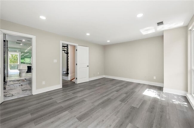 Building Photo - 1009 Riverbend Club Dr SE