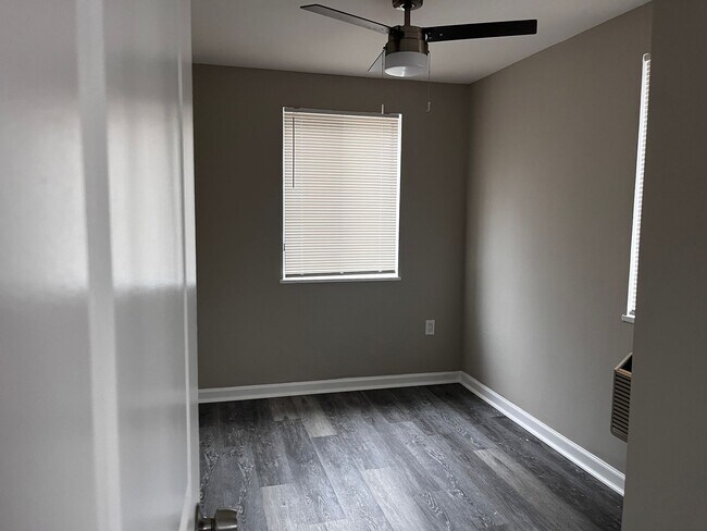 Building Photo - Affordable 2-Bedroom Apartment in Southwes...