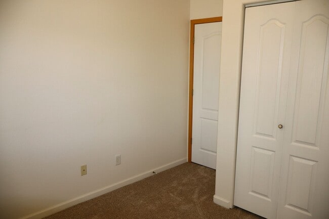 Building Photo - Enjoy Windsor Living: Bright Condo Near Tr...