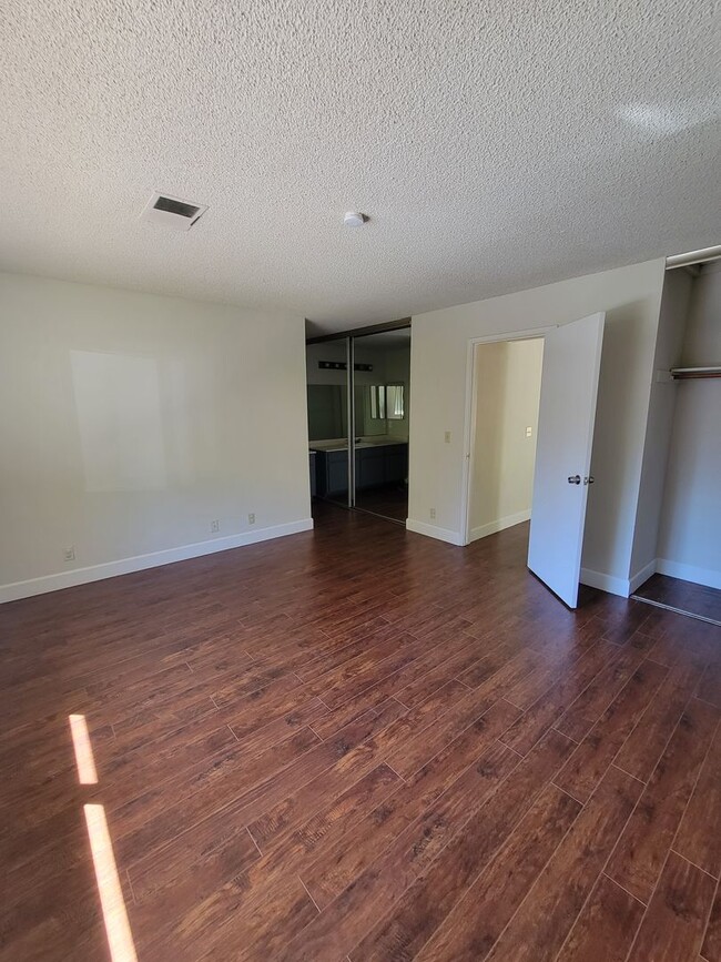 Building Photo - 3-bedroom 2 bath Townhouse in Sun Rise Ridge