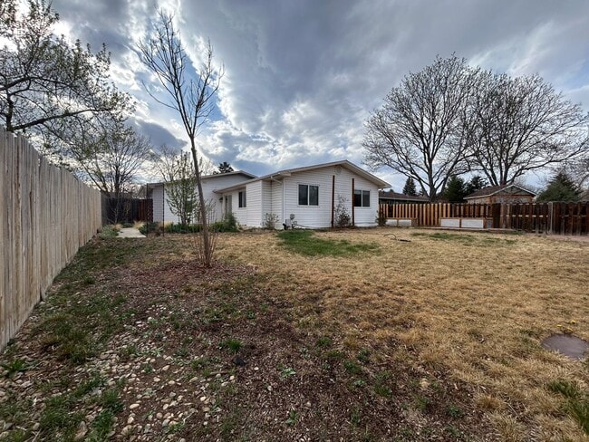 Building Photo - Wonderful Large 5 Bedroom House with Fenced Back Yard and 2-Car Garage