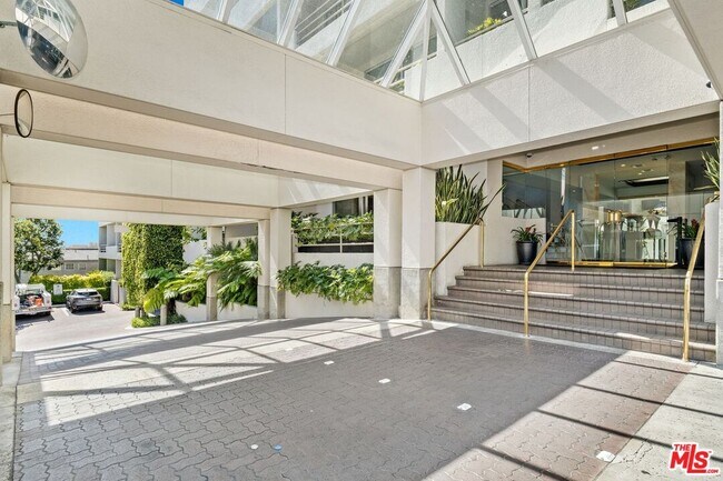 Building Photo - 1131 Alta Loma Rd