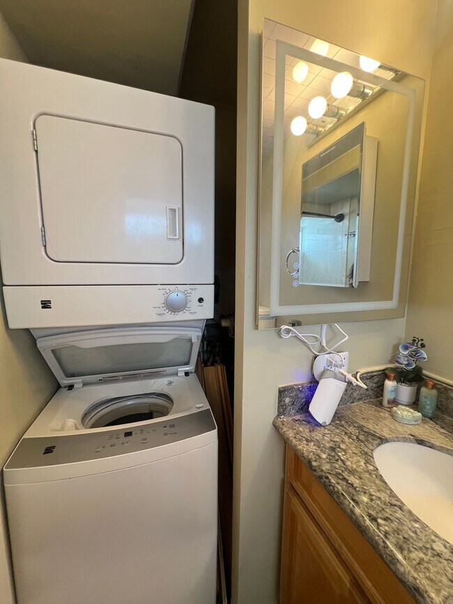 Building Photo - Furnished Studio at Regency Tower * Parking * AC