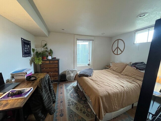 Building Photo - 1041 W Vine Dr