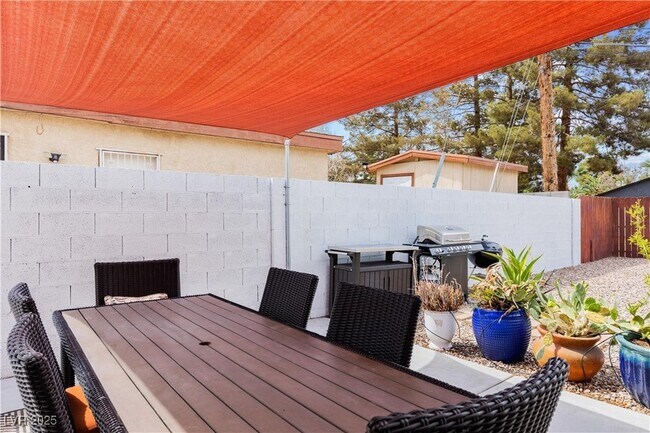 Building Photo - 1013 Francis Ave