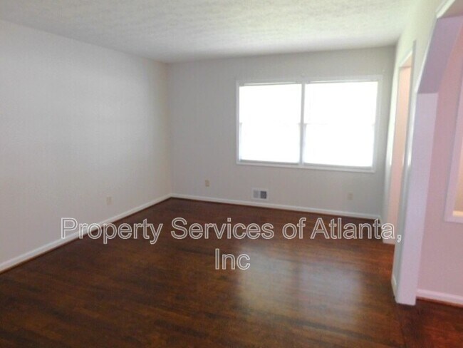 Building Photo - 879 Forest Ridge Dr SE