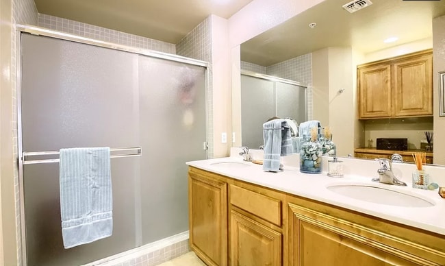 Building Photo - 15 E Agate Ave