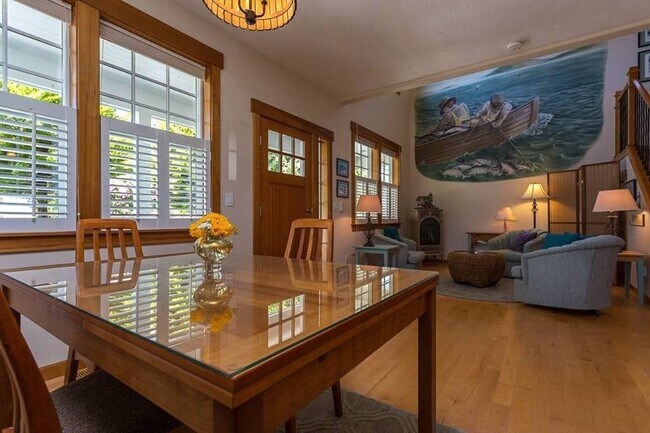 Building Photo - BEAUTIFUL HOUSE IN MILL POND -- ONLY MINUTES FROM DOWNTOWN!!