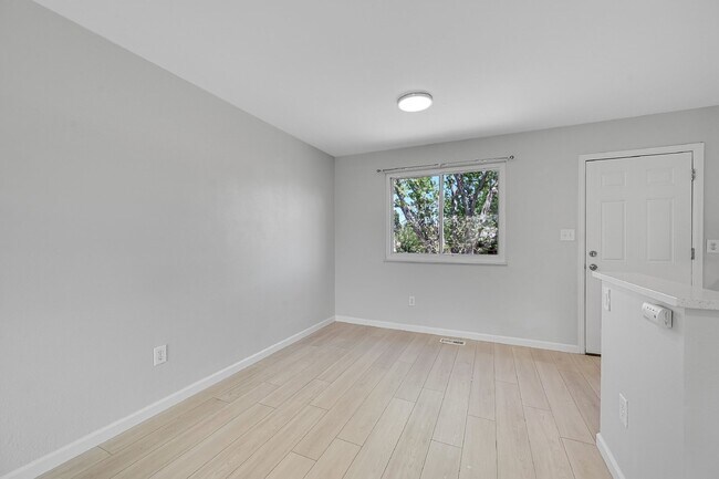 Building Photo - $2,100.00 - 3 Bed,1.5 Bath, Single Family ...