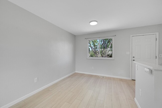 Building Photo - $2,200.00 - 3 Bed,1.5 Bath, Single Family ...