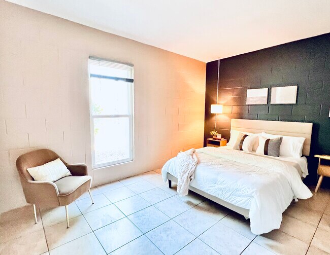 Building Photo - 4041 E Camelback Rd