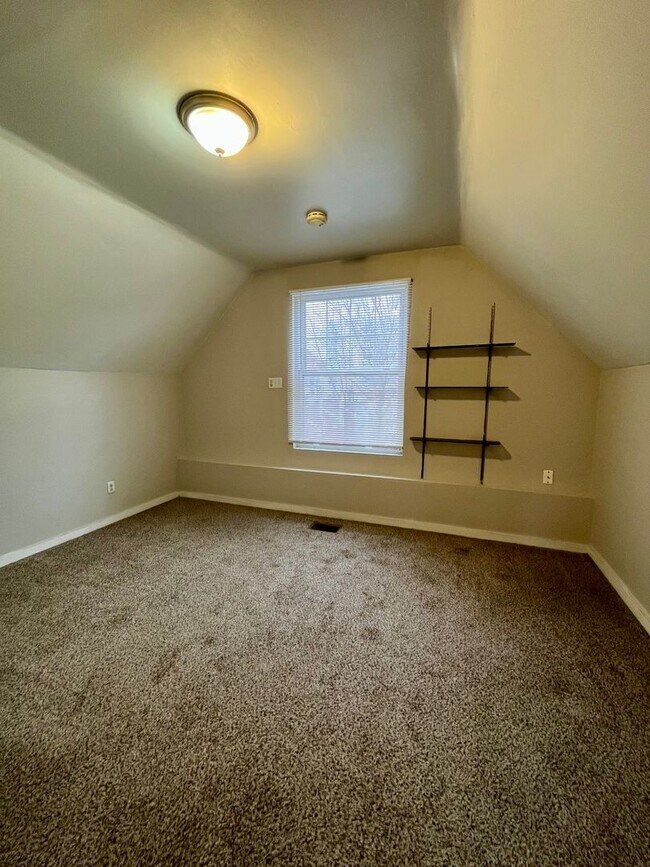 Building Photo - *** Shadyside Duplex Apartment * Pet Friendly * Spacious & Renovated * Available Now * Modern Fin...