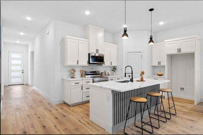 Building Photo - 5516 Helmick Ave