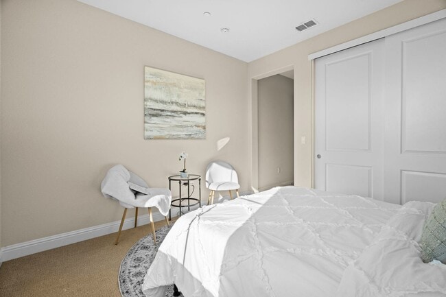 Building Photo - HILLTOP CORNER HOME WITH GORGEOUS VIEWS