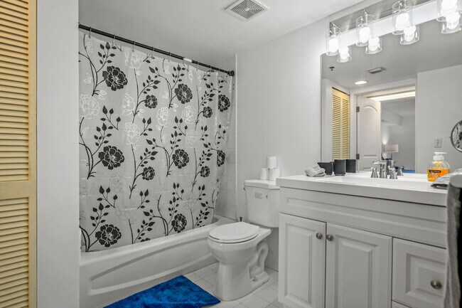 Building Photo - 1200 Brickell Bay Dr