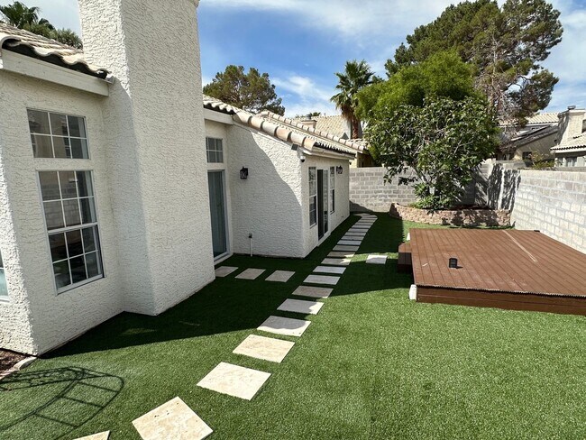 Building Photo - Updated Single Story, 2 Bedroom Home in De...