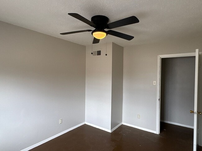 Building Photo - Freshly Renovated 2-bedroom 1 bath duplex