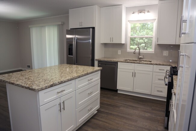 Building Photo - NEWLY RENOVATED Beautiful 3 bed 2 bath nea...