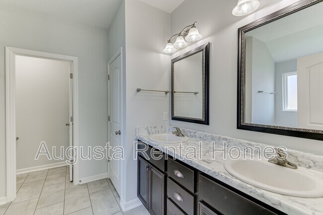 Building Photo - 2562 Inverness Dr