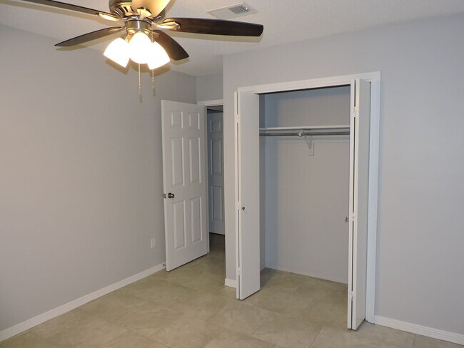Building Photo - Convenient Northeast location!