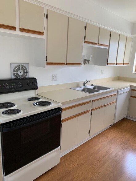 Building Photo - 1860 Axtell Dr