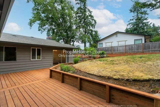 Building Photo - Spacious Elegance: A Four-Bedroom Retreat in the Heart of Palisades!