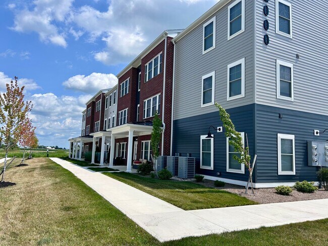 Building Photo - Beautiful 2 Bed, 2 Bath PREMIUM Apartment in PRIME location!  Furnished & Unfurnished Options Ava...