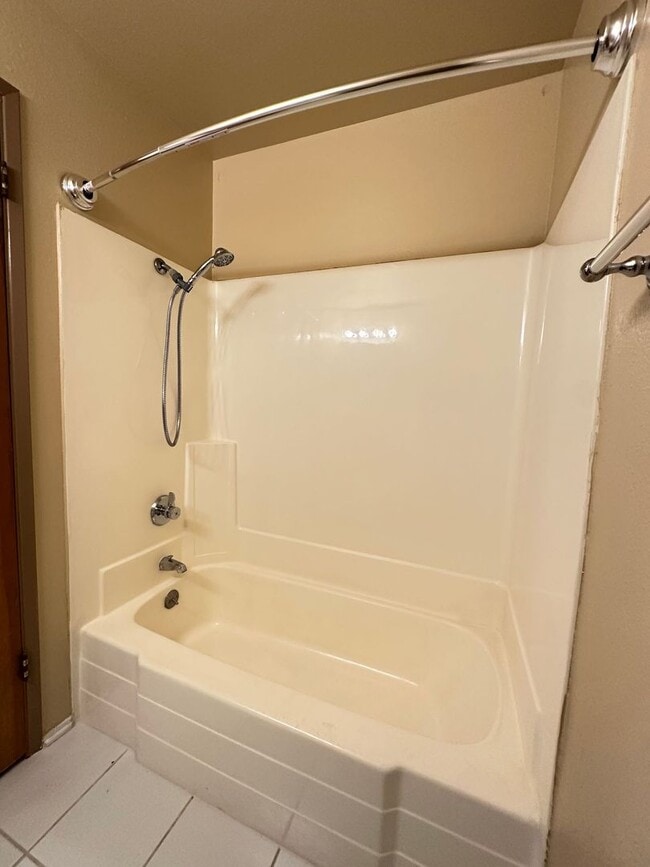 Building Photo - Long Beach 2 bed 2 bath - 2 Car Gar - Gated Community - Great Amenities!