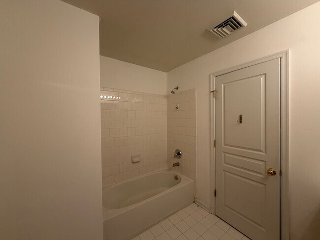 Building Photo - 1108 Harding Cir