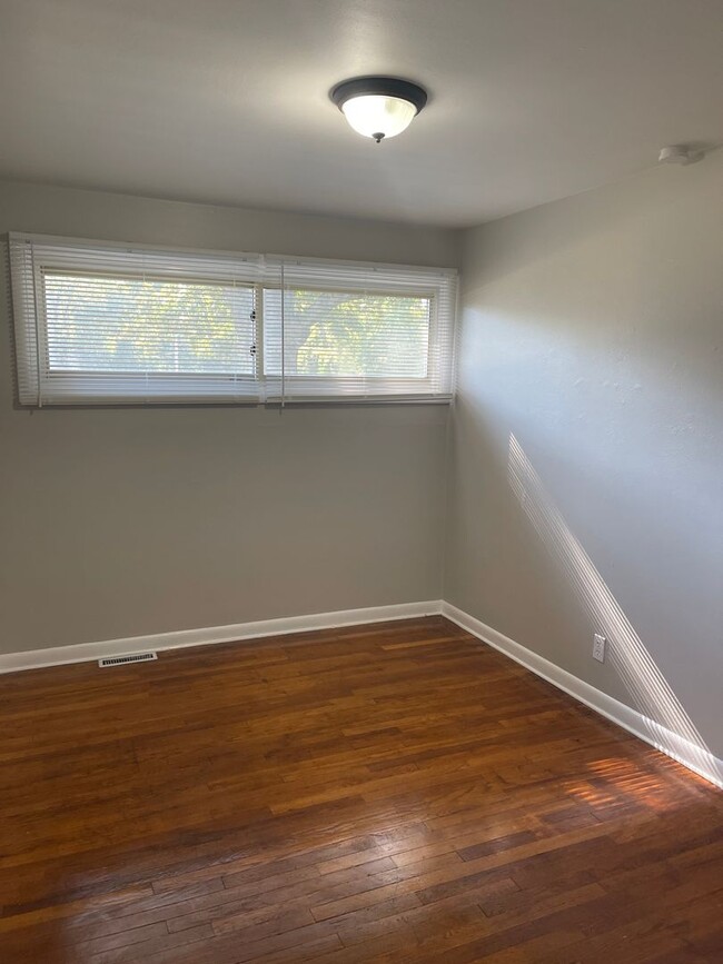 Building Photo - 3 Bed/1 Bath Home in South KC!